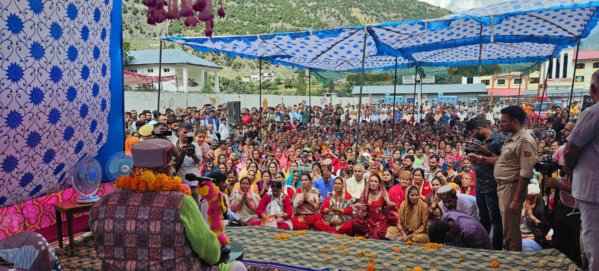 MaharajWe's tweet photo. 1/5
 उत्तराखंड सरकार में पर्यटन, लोक निर्माण, सिंचाई, पंचायतीराज, धर्मस्व एवं संस्कृति मंत्री सतपाल महाराज ने रविवार को 
जम्मू कश्मीर विधानसभा चुनाव  में गुलाबगढ़ पाडर-नागसेनी विधानसभा से भाजपा प्रत्याशी सुनील शर्मा के समर्थन में आयोजित जनसभा को संबोधित किया। https://t.co/flxPWEZaHs