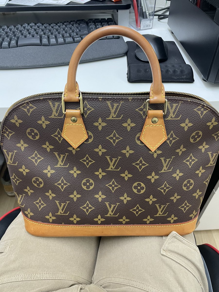 skip_furugi's tweet photo. ヴィトンのバッグを買い取りました！
金やプラチナの買取に定評がある株式会社skipですが、ブランド品や切手なども高価買取中です！
※遺品整理も完全自社対応！
03-5856-1178
足立区綾瀬5-14-16

#足立区の買取 #株式会社skip
#足立区金買取 #足立区遺品整理 https://t.co/kpch5y4seQ