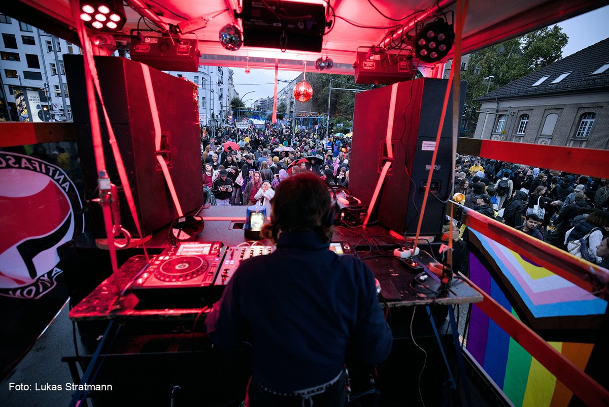 🔊#A100wegbassen - Das war die Demo
Viele Menschen kamen trotz strömenden Regens 🌧️ zum Protestrave am 13.9.24. 

Wir danken 😘allen, die dabei waren &amp; allen, die diese Demo organisiert haben! Ihr habt eine großartige Stimmung auf die Straße gebracht. 

#A100NichtMitUns