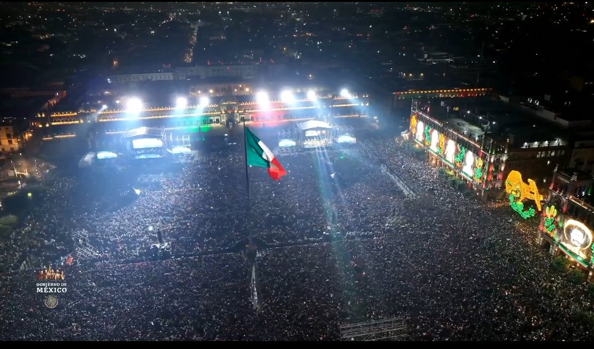 El zócalo de la ciudad de México está a reventar y no es para menos, hoy el último grito de la independencia por el mejor presidente del mundo ¡Adiós mi cabezita de algodón!...😎🥰🇲🇽