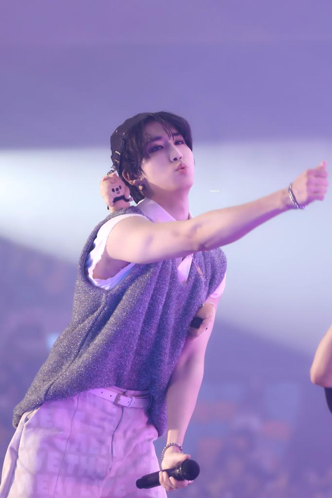jullen27202's tweet photo. You can tell Han was waiting for this babygirl choreo it's so serious for him https://t.co/R3tG9UZ6aG