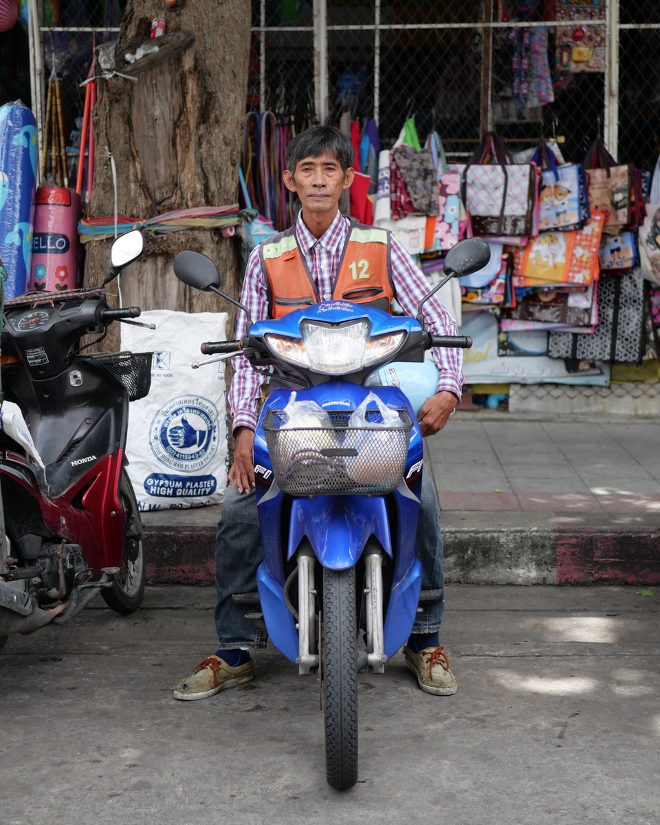 “ผมเคยทำงานเป็นเด็กปั๊ม ทำไปสักระยะก็ขึ้นเป็นผู้จัดการสาขา ชีวิตช่วงนั้นเจอไอน้ำมันตลอด แต่เราไม่มีความรู้และไม่มีใครมาแนะนำ เลยไม่ได้ป้องกันตัวเอง อยู่มาวันหนึ่งผมกินไม่ค่อยได้ ร่างกายซูบผอม หายใจไม่เต็มปอด เหนื่อยง่าย ไอเยอะ มีเสมหะ บางครั้งมีเลือดปน