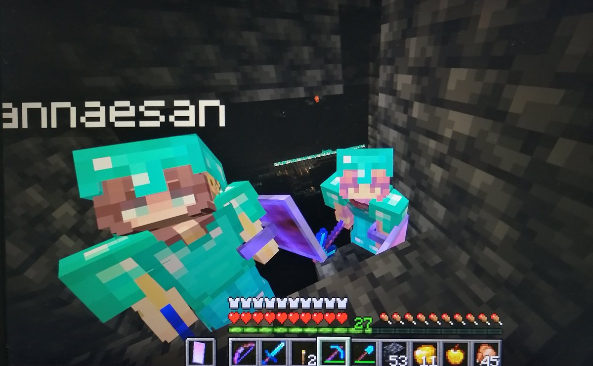 seabunny_7's tweet image. #CSMP me olvide de subir esto, hace unos días andabamos minando y de pronto llegamos a la casita del warden, así que hicimos lo que cualquiera haría: tomarnos una selfie y luego huir uwu