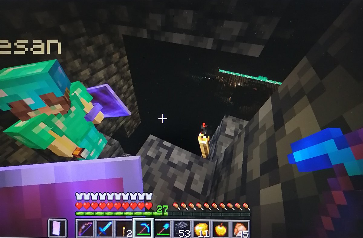 seabunny_7's tweet image. #CSMP me olvide de subir esto, hace unos días andabamos minando y de pronto llegamos a la casita del warden, así que hicimos lo que cualquiera haría: tomarnos una selfie y luego huir uwu