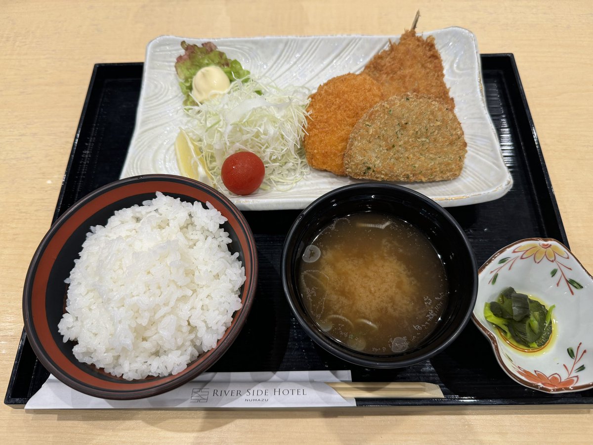 azuki_hime3939's tweet photo. 沼津地元愛定食。食べたい具材がバランスよくある。 https://t.co/g6wh01xQcg