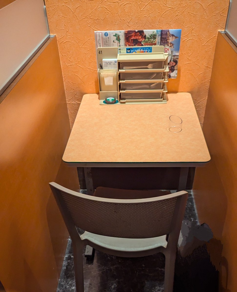 サイゼ行ったらぼっち専用席案内された