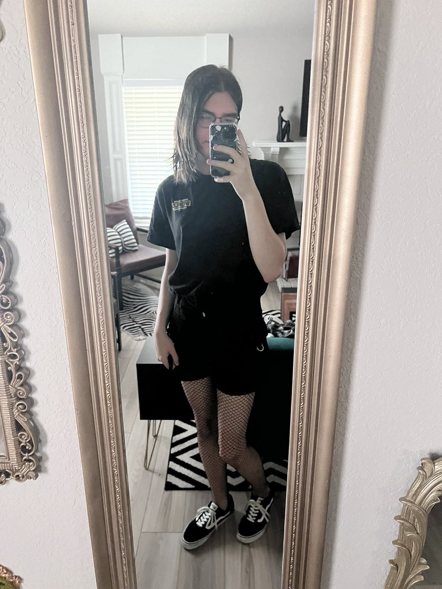 tehbauser's tweet photo. As much as I loved the event itself, I also got to go out and be *me*. I’m so thankful that everyone on the trip took everything so well and were so supportive. I’ve never felt so much happier and more myself. I guess I should reintroduce myself!

Hi! My name is Ellie ^^ 🏳️‍⚧️ https://t.co/nijDygnUZL