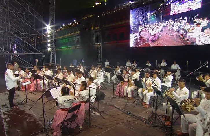 rosaicela_'s tweet photo. Con música de viento la Banda Filarmónica del #CECAM de Santa María Tlahuitoltepec, #Oaxaca, deleita a todos los presentes en el #Zócalo, quienes esperan bajo la lluvia para dar el #GritoDeIndependencia2024 con el Presidente @lopezobrador_ 🇲🇽 https://t.co/L11qZpgDso