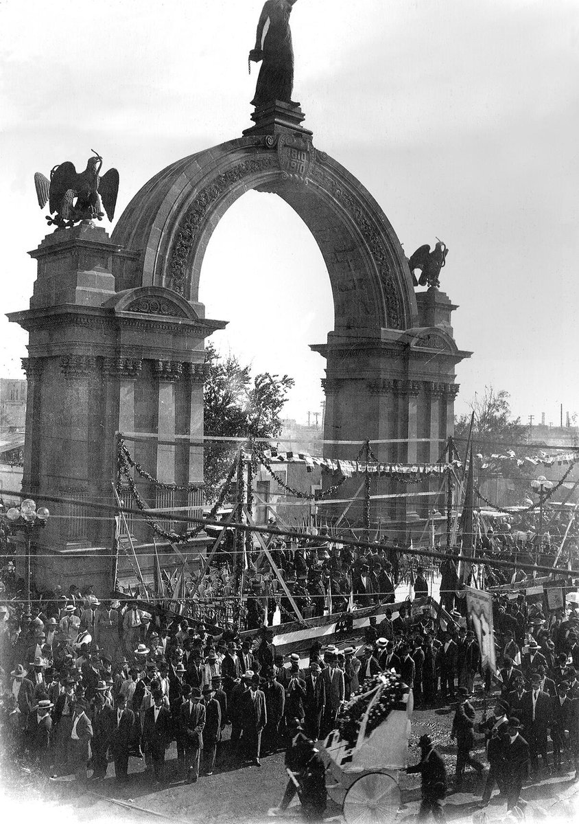 Arco de la Independencia, ubicado en las hoy calles Madero y Pino Suárez, #Monterrey, el día de su inauguración, 16 de septiembre de 1910. 
//Adrián Cruz//