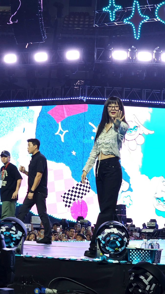 dkshappiness's tweet photo. sino ba naman ako para kawayan ni kang seulgi 2024 version 😭😭😭

I LOVE U SEULGI!! 💛
#RedVelvet_FANCON_TOUR_in_MANILA https://t.co/JUKROohNMm