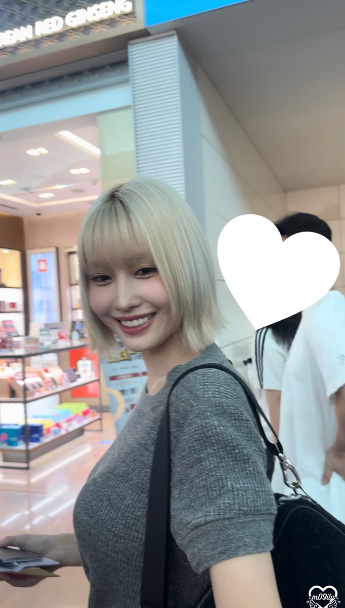 m09ily's tweet photo. 240916 ICN 모모

見つめられてキモデレしてしまったら
笑うのズルすぎる🥲🥲！！！

可愛すぎる🥲🥲🥲🥲🥲🥲🥲🩷🩷

#TWICE #MOMO #트와이스 #모모 https://t.co/yHqwUWi5Cd