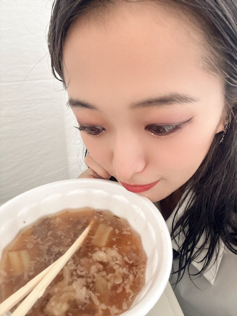 tgs__moe_'s tweet photo. 昨日の #日本一の芋煮会フェスティバル
アーティストステージ大雨の中見てくれた皆様、ありがとうございました！

初コラボのあゆさちゃんふーちゃんとステージ立てた事めっちゃ嬉しかったし、芋煮もいただけて、さすが最強の郷土料理だと沁みました☺️

これからも山形盛り上げれるよう頑張ります💪🏾🩷 https://t.co/2HfjgLsIfN