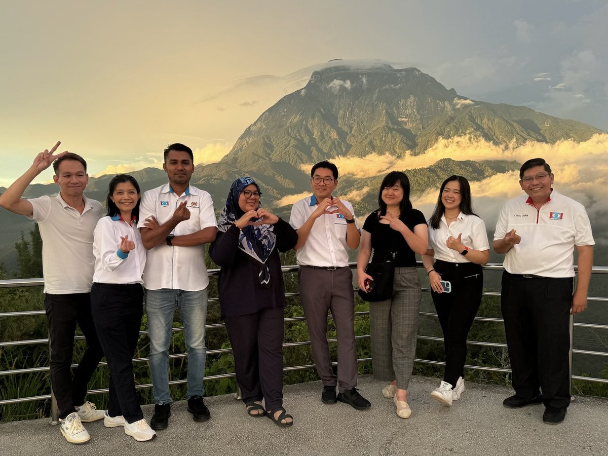 simtzetzin's tweet image. Selamat Hari Malaysia

Saya baca berita ada 50,000 orang semenanjung sedang bercuti di Hadyai 😅. 

Bercuti lah ke Sabah dan Sarawak.  

Semenanjung, Sabah dan Sarawak kita Malaysia 🇲🇾