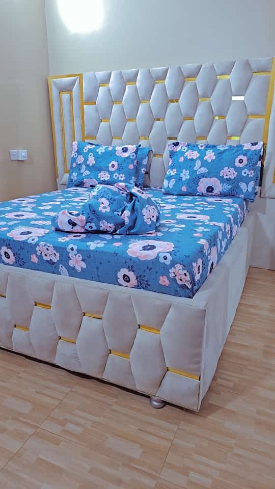 NAOMBA REPOST YAKO 
Shuka za queen size 
Shuka 2
Foronya 4
Size : 7/7
Bei : 22,000 
0620 411 480