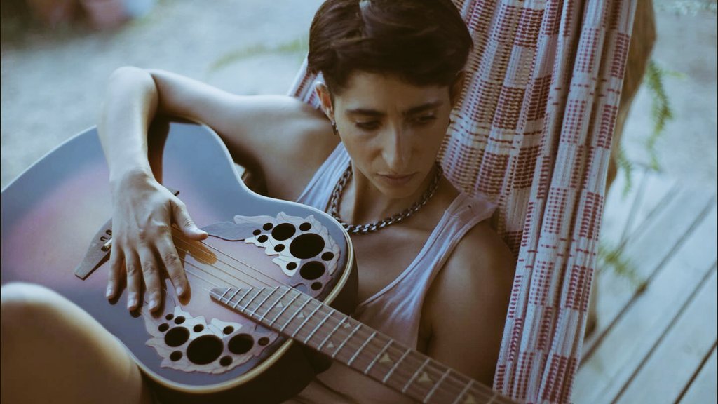 AlbafloresArg's tweet photo. "Aquí estoy con su guitarra, haciendo una película sobre él, Antonio Flores, mi padre. No sé cómo expresar todo lo se me pasa por el cuerpo"
Alba Flores ✨️🤍
El orgullo que debe tener que sos un pedazo de su ser y tan igual a él  
La emoción y los sentimientos que será esto 🤍 https://t.co/BQIL9T3H7r