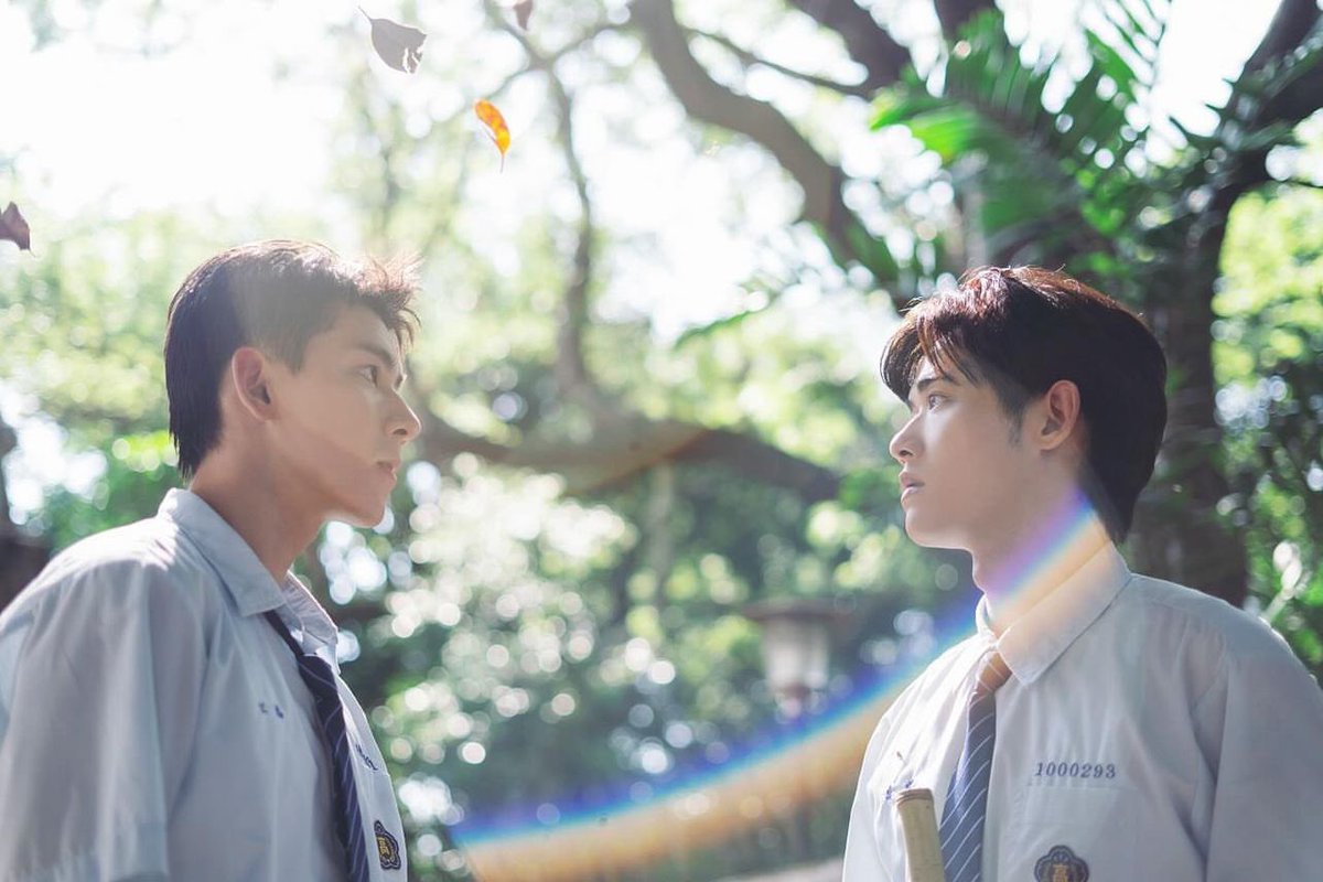 mngwns's tweet photo. #TheOn1yOne สัมฯ ผกก.ถึงบทเจียงเทียนเซิ่งวั่งที่สรุปลงตัวกับ #BenjaminTsang #LiuDongqin
อ่านแล้วเหมือนเป็นพรหมลิขิตเลย🥹🤟
-เซิ่งวั่งกำหนดเป็นตงชิ่นมานานแล้ว เจียงเทียนคือหายาก ให้เขามาลองบทก่อน ค่อยให้เขาลองกับเซิ่งวั่งอีกรอบ เซิ่งวั่งรู้สึกว่า ครส มันใช่ ทั้งหมดจึงออกมาแบบนี้

เรื่องมุมมองตัวละคร เป็นที่กังขาว่าอายุเกินไหม ผกก.หลิ่วบอกว่าเรื่องหน้าตาเป็นรสนิยมความงามของแต่ละคน เทียบกับรูปลักษณ์ภายนอกแล้ว เขาสนใจทักษะการแสดงว่าเอาบทอยู่ไหมกว่า “เซิ่งวั่งได้คนมานานมากแล้ว แต่เจียงเทียนหายากมาก นักแสดงอายุ17 จะแสดงแบคกราวด์ชีวิตที่ลึกซึ้งแบบนั้นออกมาได้ยากมาก”

กองเคยคิดว่างั้นเลือกนักเรียนจากในเรื่องสักคนมาเลยตรงๆไหม ให้มารับบทเจียงเทียน? ลำพังแค่ความสูงของตงชิ่น 183เซน ก็ยากจะหาคนที่สูงกว่าเขาขึ้นไปอีก “ก็เคยคิดว่าหรือเอาตงชิ่นมาแสดงเป็นเจียงเทียนเลยตรงๆ? แต่ตงชิ่นทำความรู้จักบทตัวเองมาเต็มที่แล้ว เขาเชื่อมั่นมากว่าตัวเองคือเซิ่งวั่ง”

ผกก.หากันเหนื่อยมาก สุดท้ายได้การแนะนำจาก Taipei National University of the Arts มหาลัยสมัยเรียน ติดต่อกับเฉิงเซี่ยงเจิ้นที่จบจากที่นี่เหมือนกัน เขาจึงพบอย่างเซอไพรส์มากว่าพื้นฐานการเติบโตของเซี่ยงเจิ้น กับการระหกระเหินของเจียงเทียนซ้อนทับกันถึงที่สุด “ผมให้เขามาลองบทก่อน ตอนหลังให้เขาลองกับเซิ่งวั่งอีกรอบ เซิ่งวั่งรู้สึกว่า ครส มันใช่ ทั้งหมดเลยออกมาแบบนี้”

เรื่องเปลี่ยนบท ผกก บอกว่าแต่แรกคือซื้อสิทธิ์ขาด ไม่ต้องขอต้นฉบับซ้ำได้ ส่วนชื่อใช้โหมวโหม่วเหมือนกันเพราะ “ชอบชื่อนี้มาตลอด ในใจคนไหนไม่เคยมี ‘ใครบางคน‘ บ้างล่ะ

เรื่องแฟนนิยายจะต่อต้านไหมก็คือไม่ได้คาดการณ์ไว้ แต่จากการพัฒนาเส้นเรื่อง คะแนนบวกก็มากขึ้น ถึงขั้นที่ขึ้นอันดับ1 แพลตฟอร์มนานาชาติ ทำให้ทีมงานผ่อนคลายลงได้

ต้นทาง https://t.co/xDTMyGuPpG
