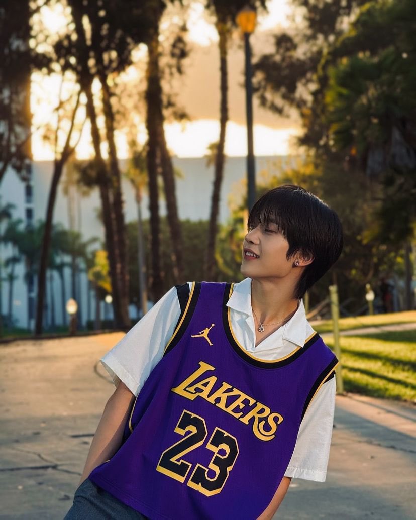 god matthew is so gorgeous in the sunlight