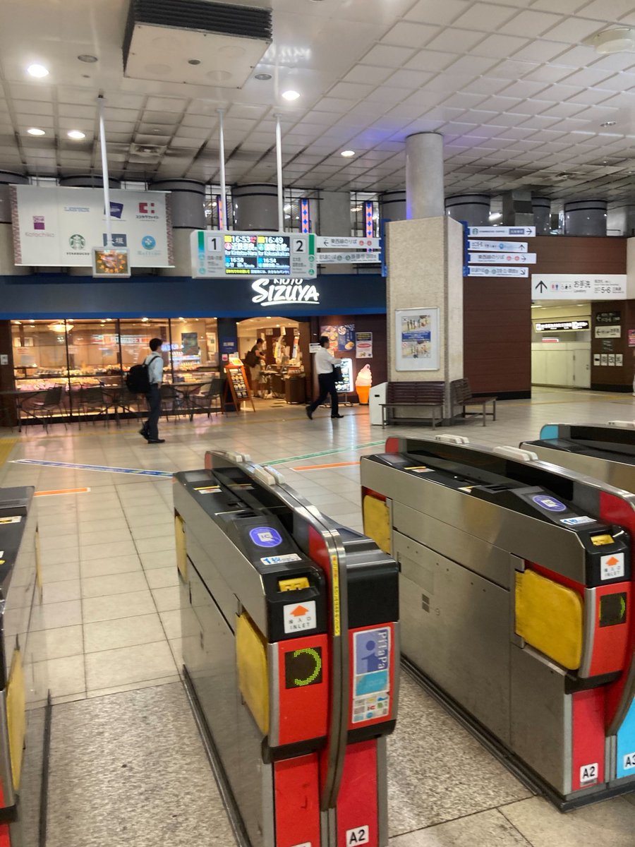 以前『秘密のケンミンSHOW』でも取り上げられた志津屋のカルネ。京都市営地下鉄🚃烏丸御池構内で！
改札からの写真は友達が撮影したものを拝借。😁