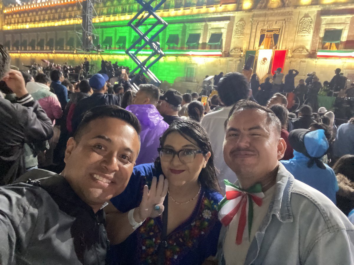 ivanrey85's tweet photo. @PonchoGutz Presentes #EsUnHonorEstarConObrador https://t.co/AxcHolWkrQ