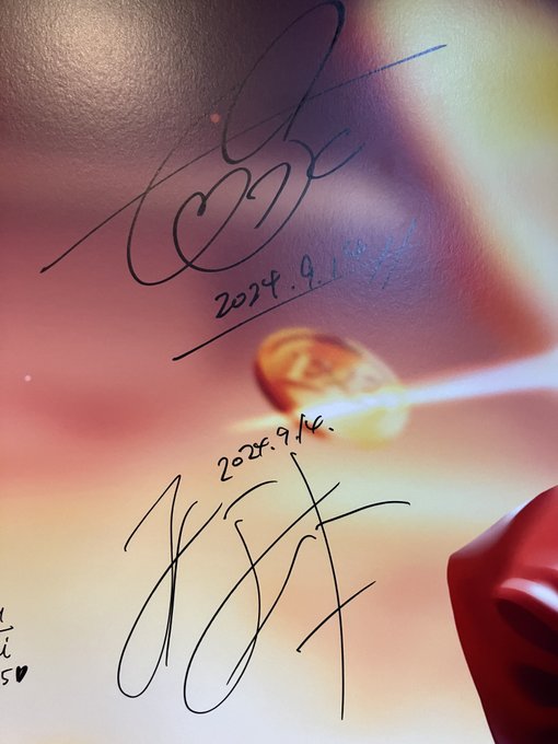 【🐰イベント最終日🐰】
COMIC E×E50号突破記念イラスト展示イベント『Love it!!』本日が最終日です!!

遊びにきてくださった作家様たちのサインがエントランスに飾られておりますので、
ぜひこちらも見に来てください❤️
閉場までもう少しサインも増えるかも…?
写真撮影もOKです♪ 