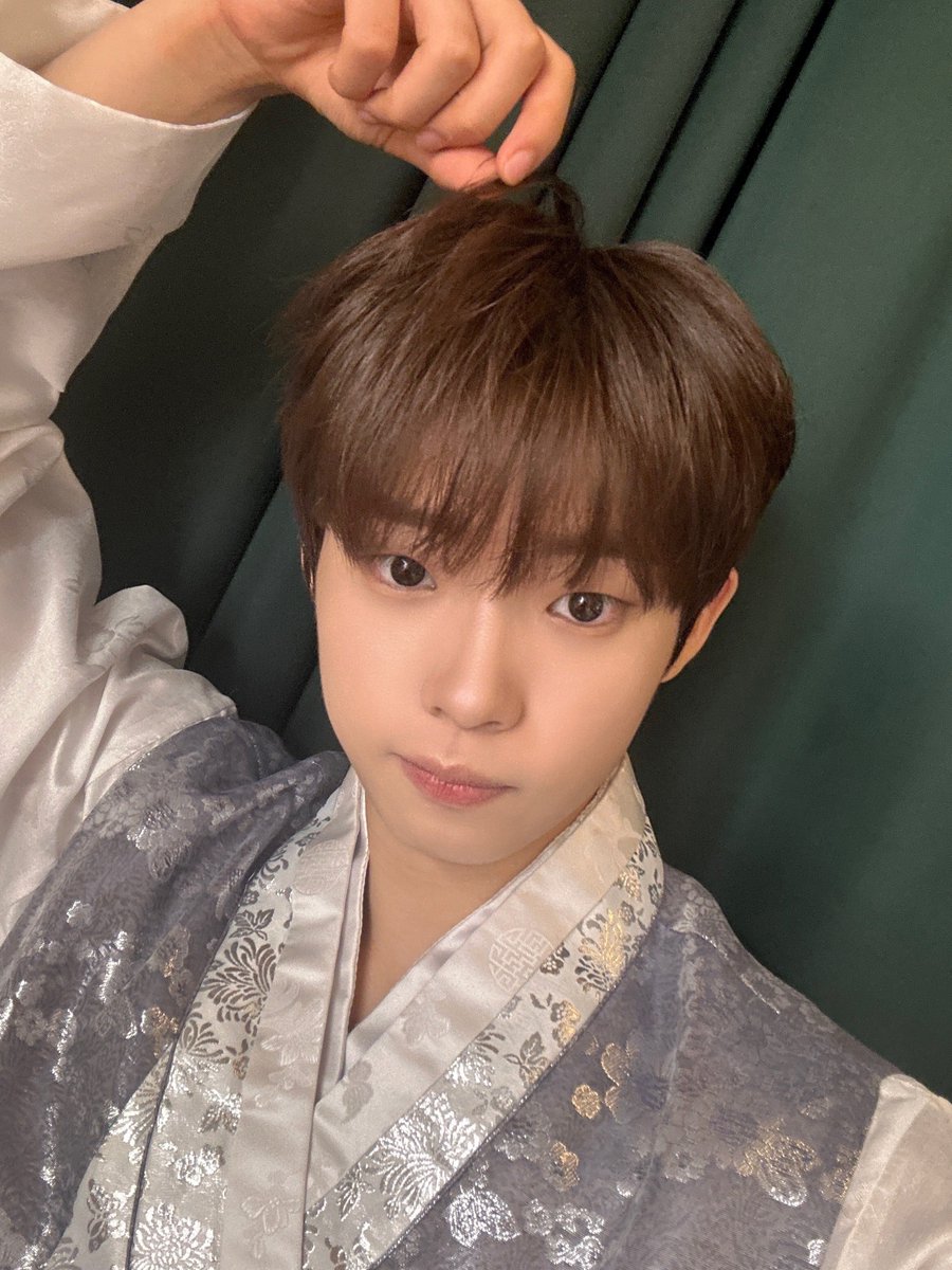 TIOT_NOW's tweet photo. [#예찬]
세상에서 제일 행복하고 풍요롭고 ��겁고 신나는 한가위 보내세요!!🌕

#신예찬 #SHINYECHAN
#TIOT #티아이오티 https://t.co/fvYFIFDbYm