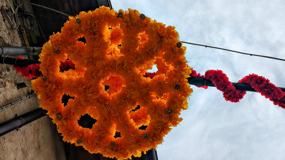 PaolaTreppo's tweet photo. A #Prestento di #Torreano, da 130 anni, la terza domenica di settembre, si rinnova la tradizione della Festa del Perdon 🙏. Siamo nel paese dei fiori di carta: qui le donne realizzano migliaia di fiori di carta 🌺 con i quali decorano le strade e la chiesa
@regioneFVGit @VisitFVG https://t.co/H2S7qZ5Jva