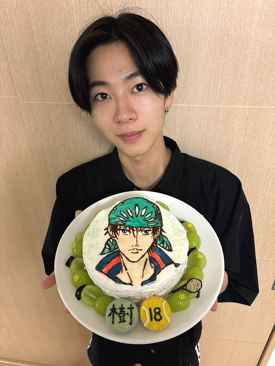 __itsuki0916's tweet photo. 今日で18歳になりました！
皆さんたくさんのメッセージありがとうございます😭
18歳も全力で突き進んでいきます。
お母さん今年も誕生日ケーキありがとう！！
 #渡邊樹 #海堂薫 #誕生日ケーキ https://t.co/2sfVsT9Xy5