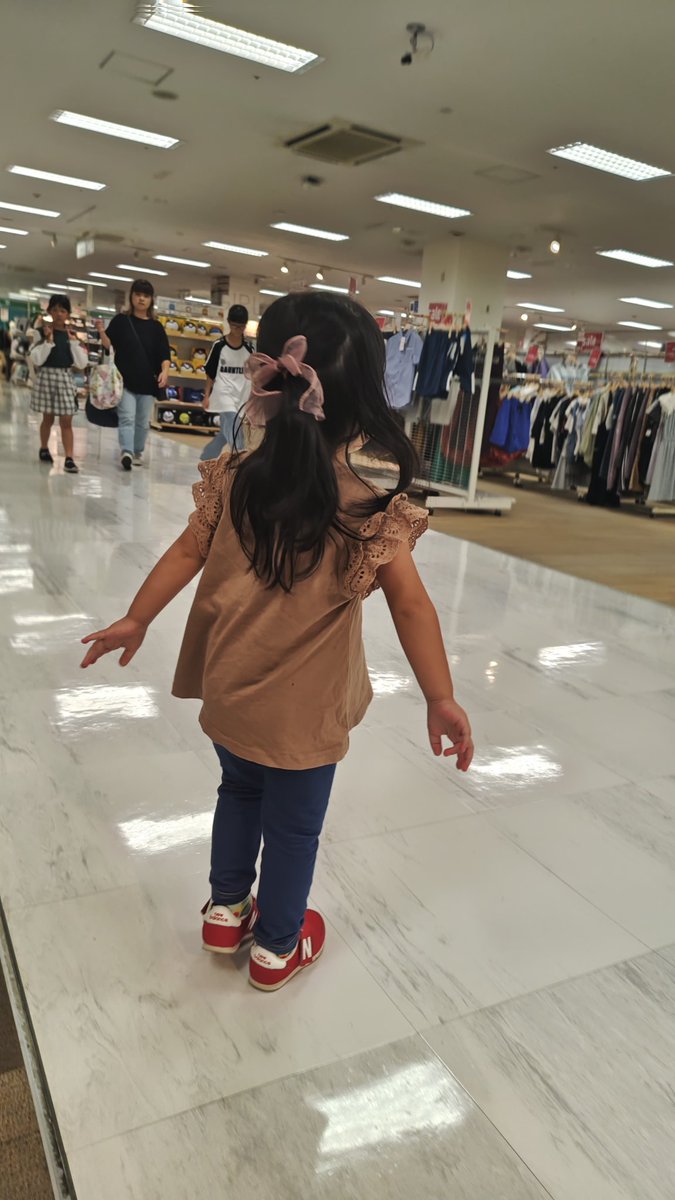 超大人びた3歳児を連れてお買い物へ(^^)

 #友達の子ども
 #久しぶりの再会