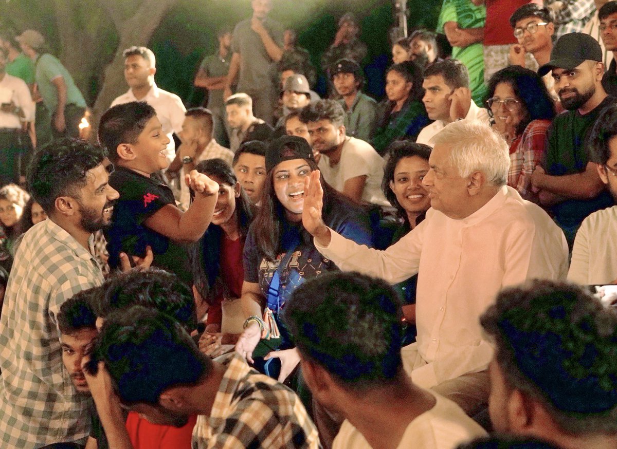 Back to the crisis? Or a bright future?
The decision is yours. 

නැවත අර්බුදයටද? හෝ දීප්තිමත් අනාගතයක් ද?
තීරණය ඔබ සතුයි. 
.
#SriLankaCan #WeCantGoBack #Ranil2024