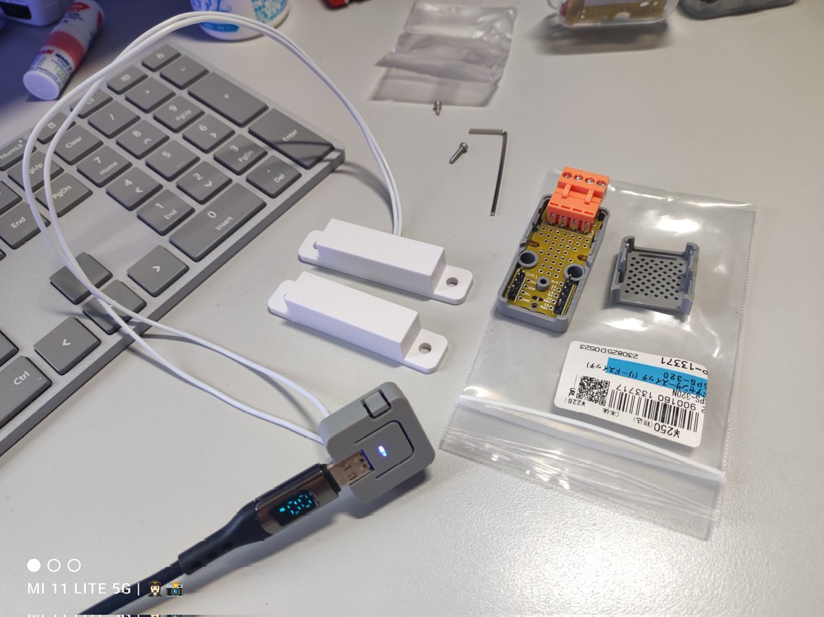 YuriLaboratory's tweet image. 🚪👩🏻‍🔧秋月のドアセンサーリードスイッチ（113371）を #M5Atom に繋いで試食ちう〜〜 ドア開閉でLEDの色が変わるよっ☆

#ﾕﾘｺﾊｳｽIoT 🏡✨