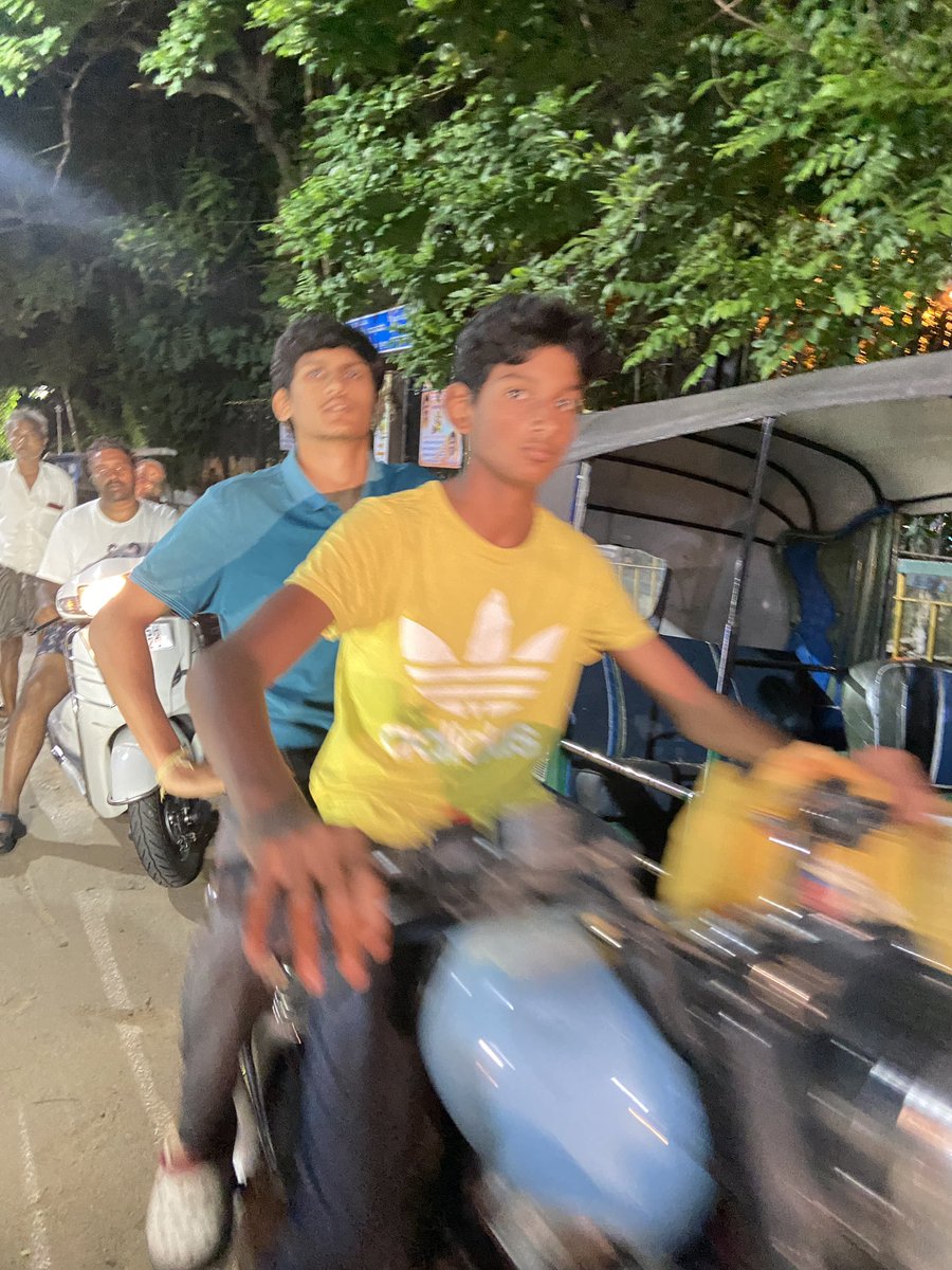 RGK007x's tweet photo. @blrcitytraffic @BlrCityPolice @Jointcptraffic 
@CPBlr 
Sir, person behind rider thrashed public when advised of teaching vehicle without helmet , L board &amp; learning licence. He will take responsibility of any consequences https://t.co/TkcurX0lTF