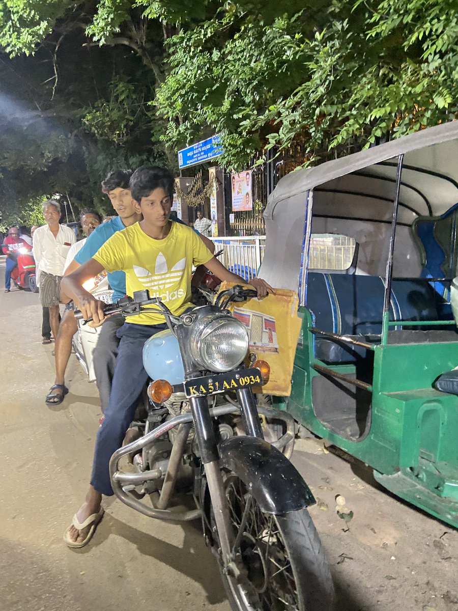 RGK007x's tweet photo. @blrcitytraffic @BlrCityPolice @Jointcptraffic 
@CPBlr 
Sir, person behind rider thrashed public when advised of teaching vehicle without helmet , L board &amp; learning licence. He will take responsibility of any consequences https://t.co/TkcurX0lTF