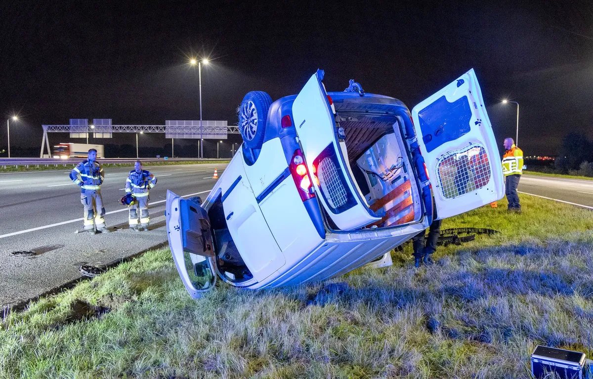 Busje belandt op z’n dak bij ongeluk op de A4 bij Hoofddorp dlvr.it/TDHFRw