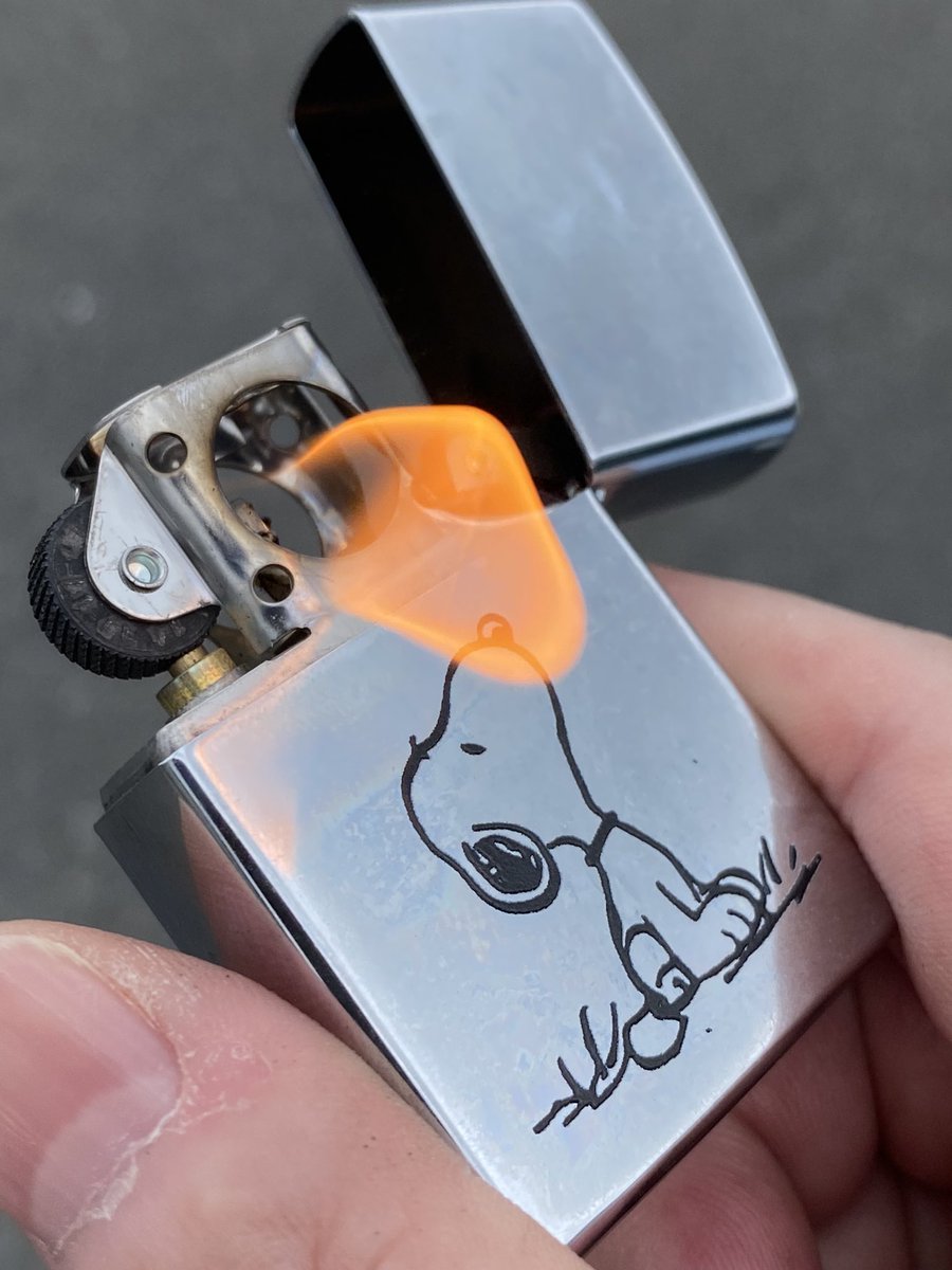 CTHRAG_YASKA's tweet photo. ZIPPOのパイプ用のインナーユニットを入手！

オイルライターのオイルの臭いが、パイプの煙草葉や葉巻などに付けないための仕組み。

吸うと、炎が下に引っ張られて、火皿の中のハーブに火がつく仕組みなのだけど、ちょいと馴れが要るみたい。（╹◡╹）

#ProtoPipe
#ZIPPO
#PIPE_LIGHTER_200PL https://t.co/w4XDNTEDoh