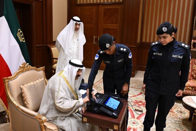 alnnasher's tweet photo. #الكويت | سمو أمير البلاد وسمو ولي العهد يقومان بإجراء البصمة البيومترية https://t.co/zogu23PID3