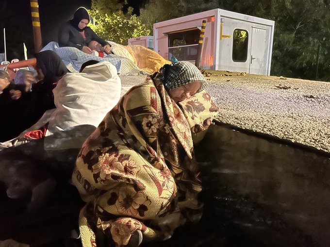 iscidayanismadr's tweet photo. İnsan onuruna yaraşır ücret artışı, güvenceli iş için sendikalaşan Polonez işçileri tavizsiz direnişlerini sürdürürken ters kelepçeyle gözaltına alındı. İşçi arkadaşlarımızı derhal serbest bırakın! #PolonezİşçisiYalnızDeğildir https://t.co/MS7bFsMfEO