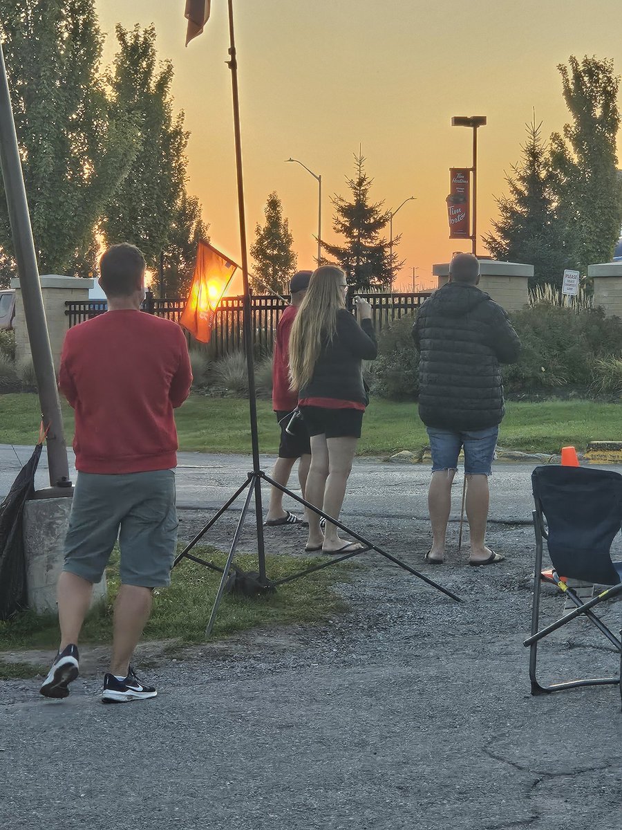 The sun rises on another day on the picket line <a href="/UniforTheUnion/">Unifor</a> Local 1541 Best Theratronics in Kanata. These dedicated members deserve a fair deal. It's time for this greedy, disrespectful employer to get back to the table with a fair offer. #onpoli #canlab #canlab