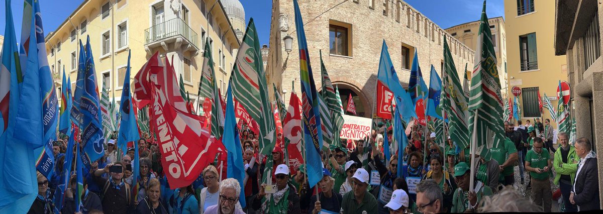 UsrVeneto's tweet photo. Oggi sciopero nazionale dei lavoratori del settore sociosanitario per chiedere il rinnovo del Ccnl #Uneba.
A Padova, dopo un’ampia partecipazione ai presidi sui territori, anche una manifestazione regionale promossa da @fpcgilveneto, Cisl Fp, @FisascatVeneto, @FplUil  e Uiltucs. https://t.co/4MV4EOKuZr