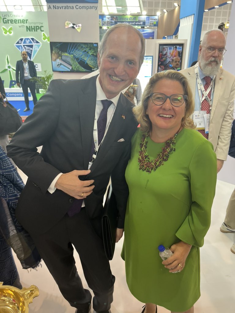 BSW-Solar Präsident <a href="/Joerg_Ebel/">Jörg Marius Ebel</a> <a href="/IBCSOLAR/">IBC SOLAR</a> ist Teil der Wirtschaftsdelegation auf der #REInvest2024 mit <a href="/SvenjaSchulze68/">Svenja Schulze</a> in Gujarat, 🇮🇳 Mitglieder diskutieren hier Geschäftsmöglichkeiten, gemeinsame Lieferketten, #Fachkräfte