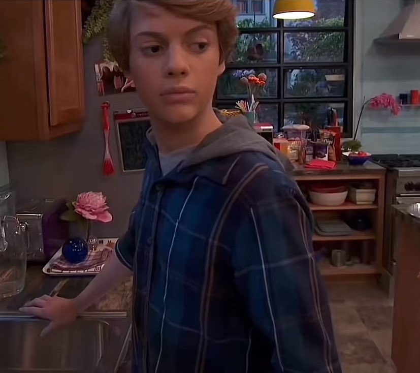 me trying to read people’s phone screen when they text while hanging out with me (I’m paranoid) (help) (how do I react?)