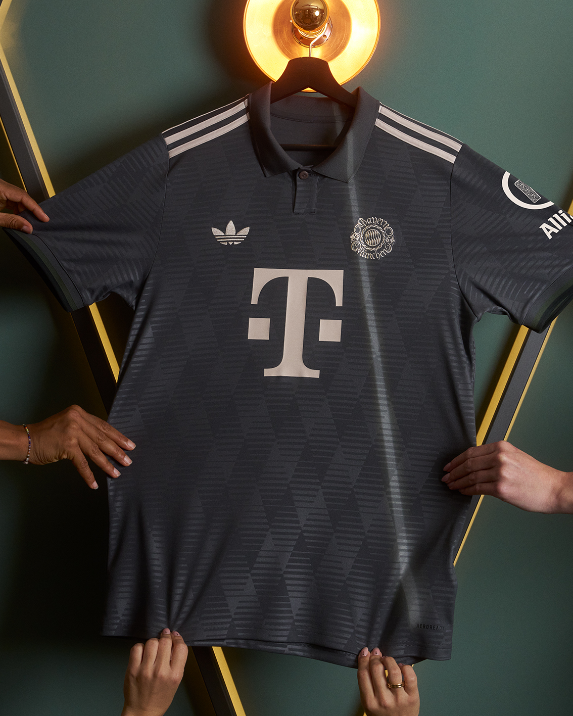 Jersey Bayern Munich edisi Oktoberfest 2024 terinspirasi dari terinspirasi dari jaket tembak berbahan kain felt