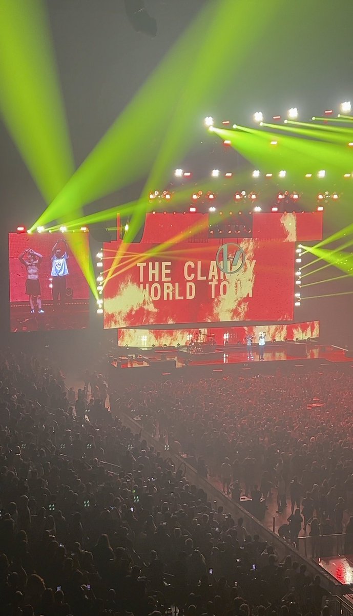 kayleesivan_'s tweet photo. 10 years. worth the wait. #ClancyBaltimore @joshuadun @tylerrjoseph @twentyonepilots https://t.co/FyodiuOEAP