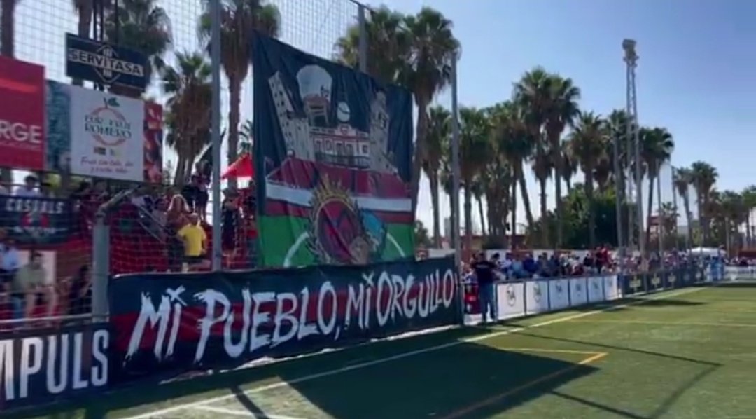 En un mundo de fútbol moderno donde parece que todo está perdido, aún podemos encontrar auténticas odas al fútbol ⚽

Separados por una rotonda, hace 4 meses Montijo era de 2°RFEF y Puebla de la Calzada estaba en 1°Regional. 9 años después se reencontraron y el derbi no defraudó.