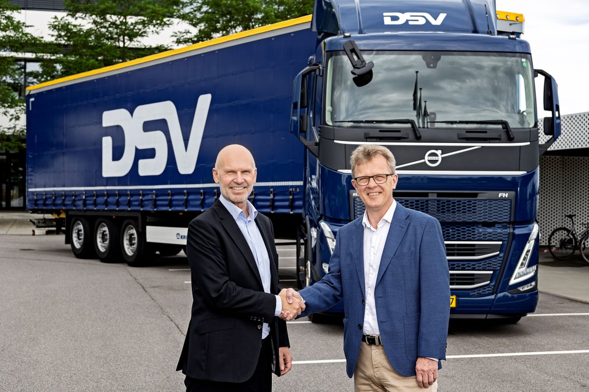 VolvoTrucks_de's tweet photo. Volvo Trucks und DSV haben einen Vertrag über 300 schwere Elektro-Lkw abgeschlossen. Dies ist einer der größten Aufträge für Volvo und macht DSV zu einem der größten Betreiber von Elektro-Lkw-Flotten in Europa. 🚛🔋

#elektrolkw #volvotrucks #volvotrucksdeutschland https://t.co/iM6yqN1Bw8