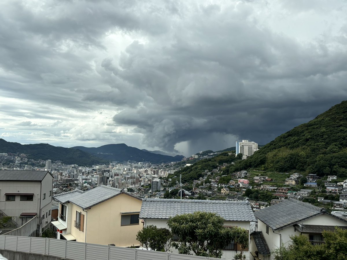 kazutmen's tweet photo. 雨雲？
竜巻？
長崎市の方、気をつけて https://t.co/h4N8uvEQjq