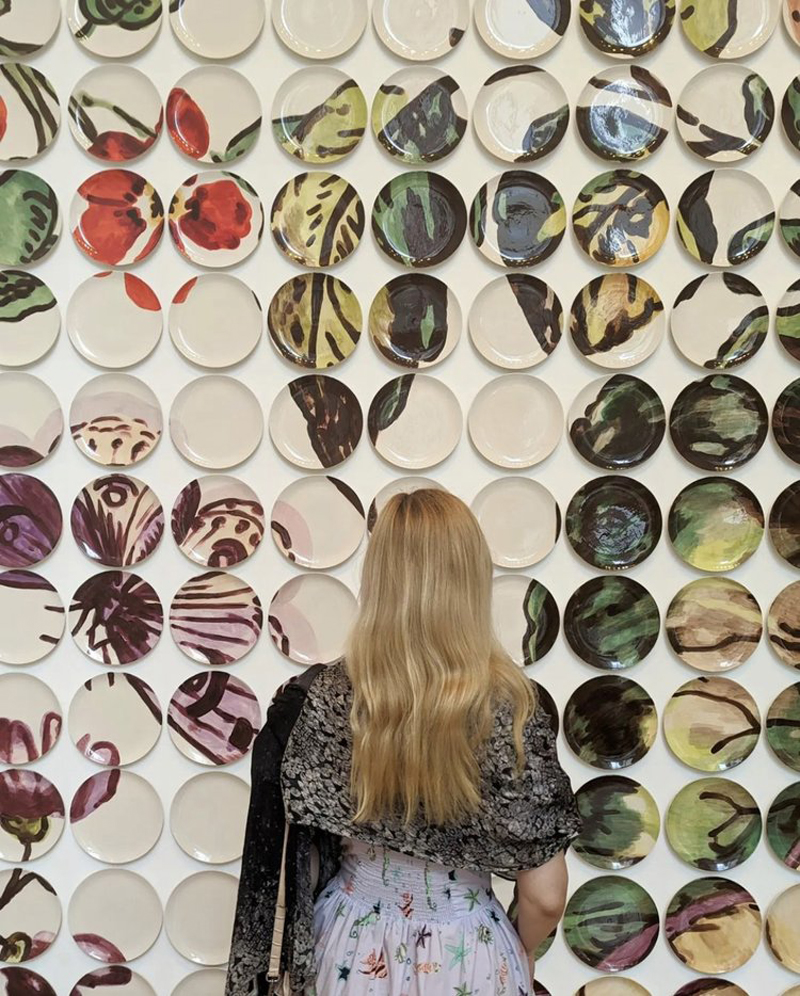 In my latest art podcast, American ceramicist Molly Hatch talks about her journey to making amazing multiple plate installations on which she paints  references to the collections of the museums in which they hang. Listen here.
 consideringart.com/2024/09/16/con… #artpodcast #ceramics