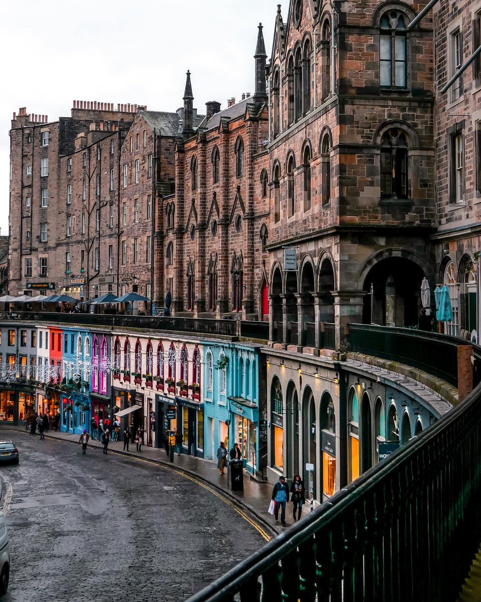 MissCelaneaOne's tweet image. Victoria Street #Edimburgo  

(📸©️iangblack)