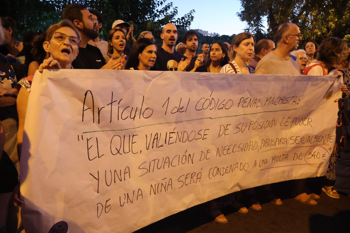 Concentración en Murcia, frente al Palacio de Justicia, en contra de la sentencia a los 7 empresarios pederastas partícipes en una red de trata de menores.