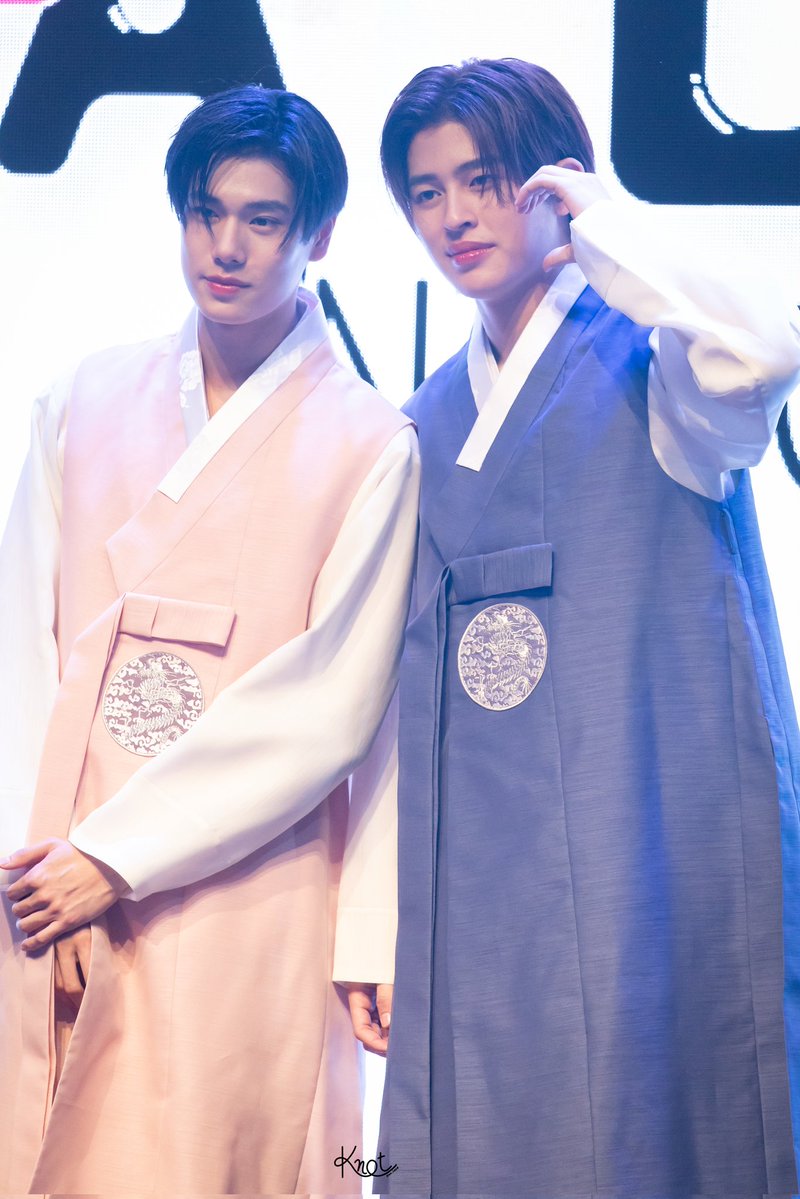 qwpoaslk19's tweet image. Happy Chuseok🐻🐼🧡🤍
#PondPhuwin #ปอนด์ภูวินทร์ #PPfandayxSeoul