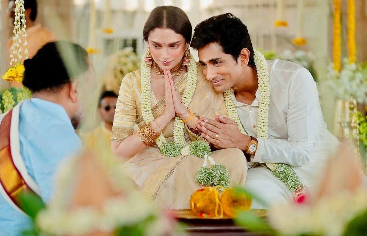benchintada's tweet photo. సౌత్ ఇండియన్ సాంప్రదాయ పద్దతిలో పెళ్లి చేసుకొని కొత్త ప్రయాణాన్ని ప్రారంభించిన ఈ జంటకు హృదయపూర్వక శుభాకాంక్షలు. ❤️ @aditiraohydari #herosiddharth https://t.co/J2Z3Yc4vEh